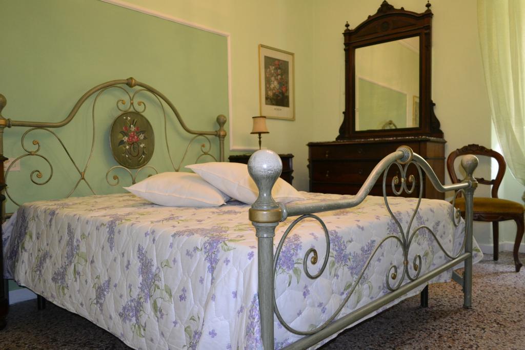 Corte Palazzo Picedi Benettini Bed & Breakfast Sarzana Bilik gambar